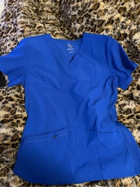 Dodo Women's V-Neck Short Sleeve Scrub Top in Royal Blue